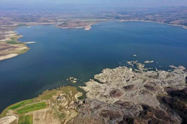 16 bin yıl önce püskürdü Demirköprü Barajı’nın suyu çekilince göründü. Kara olan rengi beyaza döndü - Resim: 15